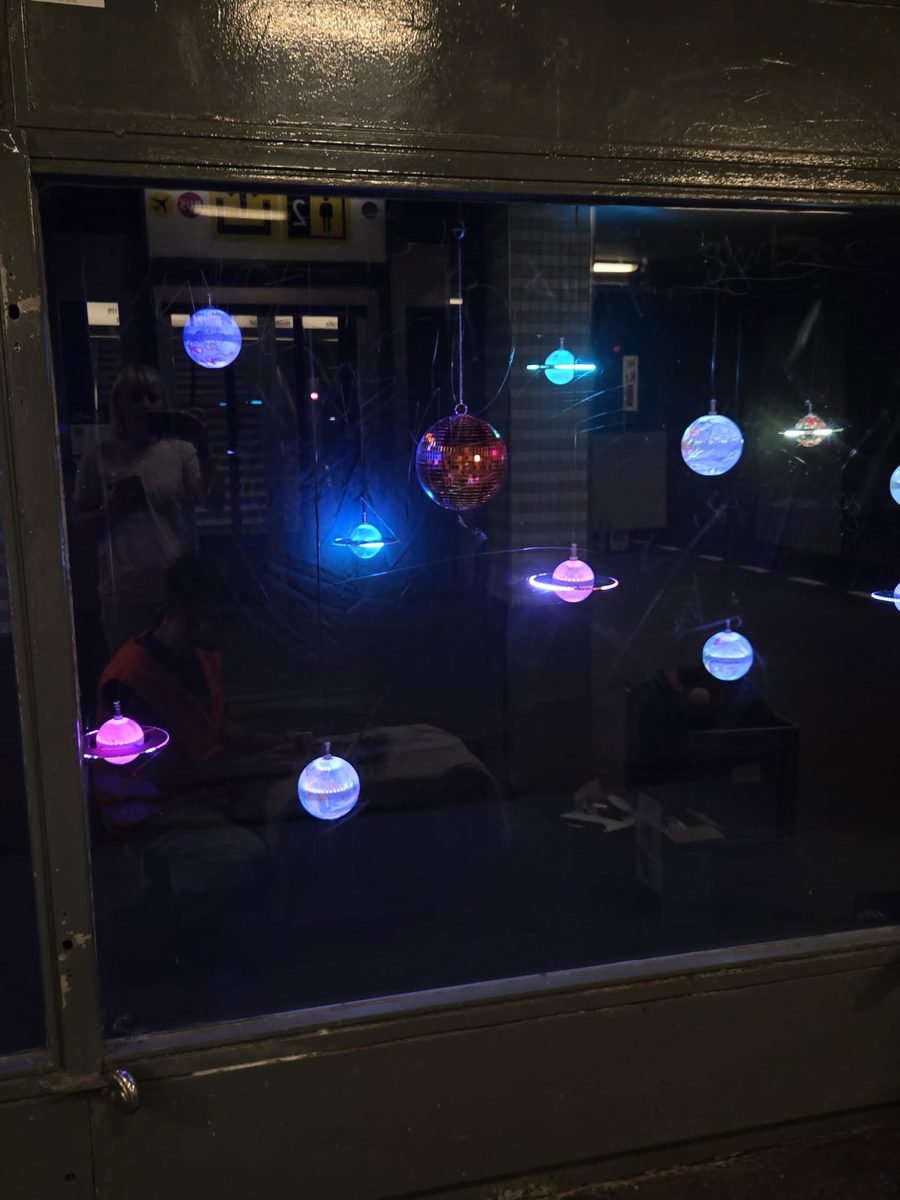 Schaukasten am U-Bahnhof Alt-Mariendorf voller leuchtender Planeten und einer Discokugel